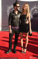 组图：魔力红乐队主唱牵手小10岁超模女友秀爱