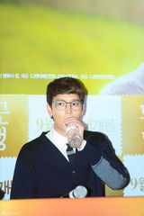 独家：宋慧乔素净 姜东元戴眼镜似哈利波特