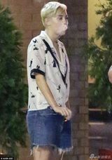 组图：麦莉-赛勒斯深夜与神秘男相依 吐云吐雾好不快活