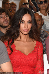 组图：意大利性感女神珍娜搔首弄姿 秀美腿丰胸