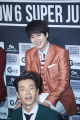 独家：SJ变彩虹团 希澈特立独行偏爱剪刀手