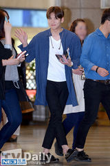 组图：池昌旭赴日办粉丝会 衬衣休闲风亮相机场