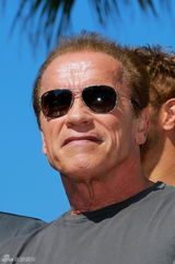 组图：《敢死队3》记者会 众硬汉坐坦克驾到