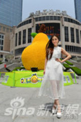 组图：谢安琪现身上海 手持小黄鸭卖萌
