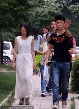 组图：周冬雨白裙现身一路小跑 助理挡镜头护驾