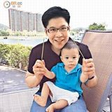 组图：郭晶晶穿国家队服携子出游 霍启刚拍照