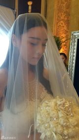 组图：张馨予拍戏穿婚纱 美艳新娘秀傲人上围