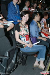 组图：张智霖开唱裸身美女环伺 袁咏仪领衔助威