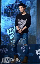 组图：长腿花美男李钟硕出席活动显羞涩