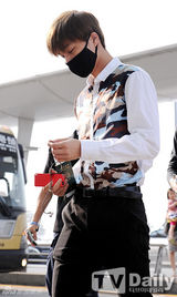 组图：EXO赴长沙开唱 干练休闲风帅气难挡