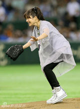 组图：石原里美棒球发球式 左手发球英姿飒爽