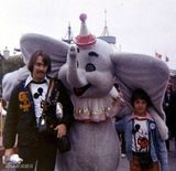 组图：迪士尼乐园旧照诡异 网友称被米老鼠吓哭
