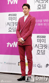 组图：刘仁娜出席发布会 高腰短裙秀美腿