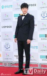 组图：韩星白珍熙出席活动 红裙优雅性感