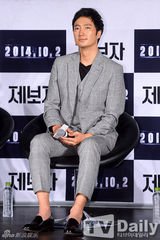 组图：刘延锡朴海日牵手亮相发布基情四射