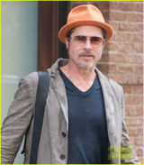 组图：皮特戴婚戒现身 婚后复工与小李合拍广告