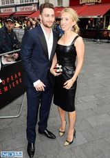 组图：《哥斯拉》男星揽两“妻” 小真老婆24岁