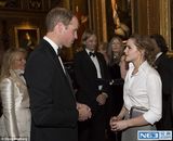 组图：艾玛简约长裙赴王室晚宴 与威廉王子热聊