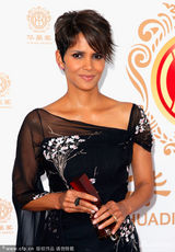 组图：导演吉尔莫秀奖杯 哈莉贝瑞获全球偶像奖