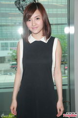 组图：林欣彤与小提琴家姚珏为慈善合作