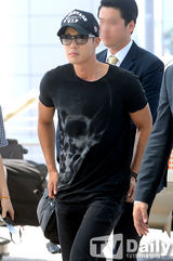 组图：金贤重全黑装扮亮相机场获保镖护航
