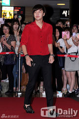 组图：张根硕红衣亮相 剪短发蓄须显沧桑