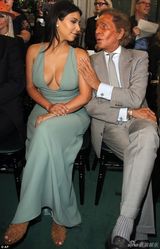 组图:卡戴珊深V绿裙亮相 挺巨波遭围堵保镖开道