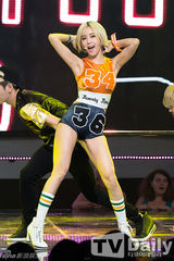 组图：f(x)爵士装热情献唱 夺冠激动互拥