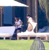 组图：卡戴珊度假日光浴 丰腴美背一览无余