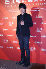 组图：台影奖郭采洁花裙俏皮 许玮宁深V性感