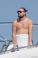 组图：不一样的美男子！落寞莱昂纳多四处张望