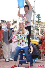 组图：小燕姐挑战冰桶 否认与F姓药头熟识