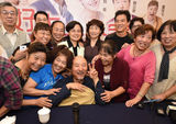 组图：妇女之友！陈佩斯现身遭众大妈围堵合影