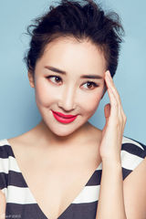组图：杜若溪深V短裙性感 古典美人展摩登风