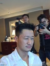 组图：吴京拄拐娶谢楠 angela石头当花童