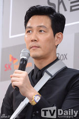 组图：全智贤优雅亮相 李政宰受伤不误捞金