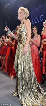 组图：56岁莎朗-斯通红裙美艳 胸门大开秀性感