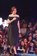 组图：百想全智贤金秀贤拿奖开怀 陶子下蹲颁奖