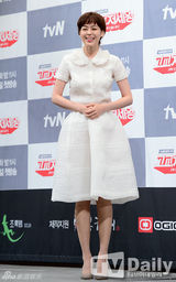 组图：《高校处世王》徐仁国呆萌剪刀手掳芳心