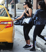 组图：金-卡戴珊穿性感蕾丝裙 与粉丝亲密合影