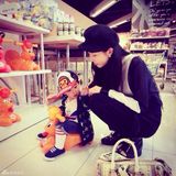 组图：美女硕士毕业抱儿子怀女儿被赞人生赢家