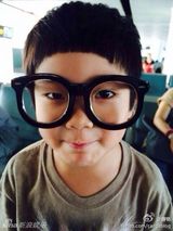 组图：曹格儿子变暖男 齐刘海可爱呆萌