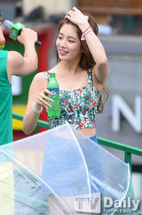 组图：miss A秀智热裤亮相街头 小蛮腰美腿吸睛