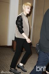 组图：JYJ举行新专发布会 露胸肌秀性感