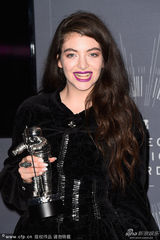 组图：洛德获最佳摇滚音乐录影带大奖 开心大笑