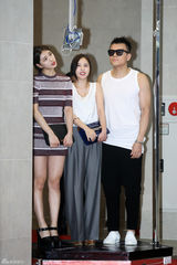 独家：崔丹尼尔宣传新片戴眼镜似哈利波特