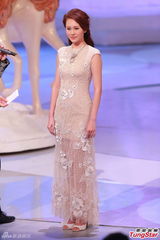 组图：2014港姐决赛 众佳丽白色透视装惊艳亮相
