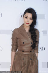 组图：范冰冰流苏长裙女王范儿 中指戴戒疑恋爱