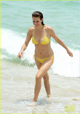 组图：凯特-沃什身材走样 与男友甜蜜戏水