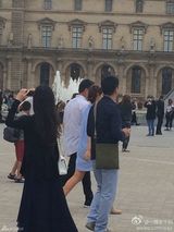 组图：刘强东带奶茶妹妹逛巴黎 购物之后再游玩
